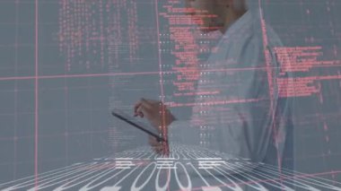 Tablet kullanan beyaz erkek doktor üzerinde veri işleme animasyonu. Küresel iş ve dijital arayüz kavramı dijital olarak oluşturulmuş video.