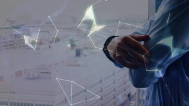 Kafkasyalı iş adamının ukalalık kullanarak dünya ve şekillerin animasyonu. Küresel iş ve dijital arayüz kavramı dijital olarak oluşturulmuş video.