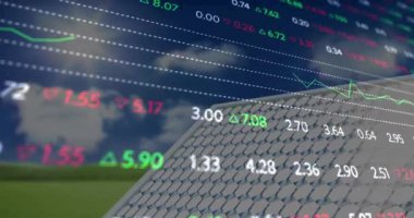 Güneş panelleri üzerinden finansal verilerin ve grafiklerin animasyonu. Çevreci enerji, eko güç, finans ve ekonomi kavramı dijital olarak oluşturulmuş video.