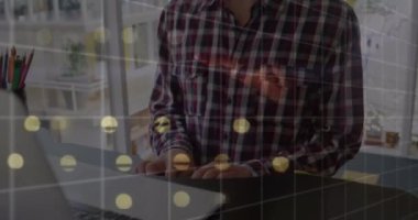 Ofiste gülümseyen beyaz bir adamın portresi üzerinde istatistiksel veri işleme. İş verileri ve analitik teknoloji kavramı