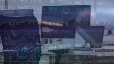 Boş ofis üzerinden veri işleme animasyonu. Küresel iş ve dijital arayüz kavramı dijital olarak oluşturulmuş video.