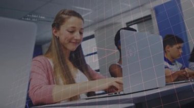 Dizüstü bilgisayarlı çeşitli öğrencilerin matematiksel veri işleme animasyonları. Küresel eğitim, öğrenme ve veri işleme kavramı dijital olarak oluşturulmuş video.