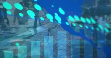 Dünya haritası üzerinde finansal verilerin canlandırılması ve ofiste çalışan melez kadın. Küresel finans, iş ve teknoloji kavramı dijital olarak oluşturulmuş video.