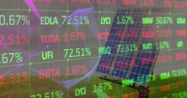 Güneş panelleri üzerinden finansal verilerin ve grafiklerin animasyonu. Çevreci enerji, eko güç, finans ve ekonomi kavramı dijital olarak oluşturulmuş video.
