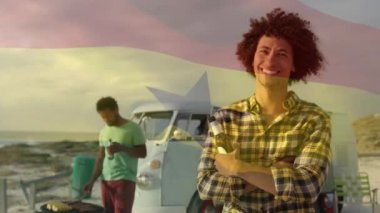 Kumsaldaki bir grup farklı arkadaşın üzerinde Gana bayrağı sallamanın animasyonu. Seyahat, tatiller, vatanseverlik ve dijital olarak üretilen kutlama konsepti.