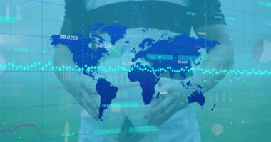 Kafkas erkek rugby oyuncusu üzerinde top ile veri işleme animasyonu. Küresel iş ve dijital arayüz kavramı dijital olarak oluşturulmuş video.