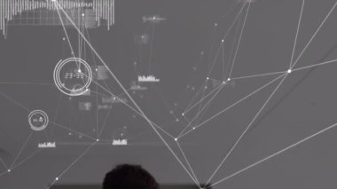 Kafkasyalı doktorların konuştuğu veri işleme animasyonu. Küresel tıp ve dijital arayüz kavramı dijital olarak oluşturulmuş video.