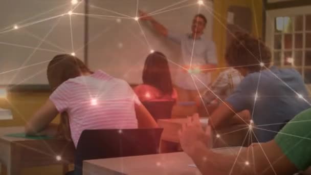 多様な学生や教師とのつながりのアニメーション グローバル教育 デジタルインターフェイスの概念デジタル生成されたビデオ — ストック動画