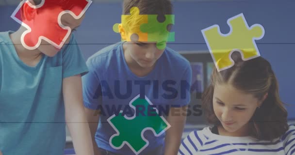 Animacja Puzzle Nad Różnymi Uczniami Miesiąc Świadomości Autyzmu Koncepcja Cyfrowego — Wideo stockowe