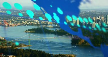 Şehir üzerinde veri işleme animasyonu. küresel iş ve dijital arayüz kavramı dijital olarak oluşturulmuş video.