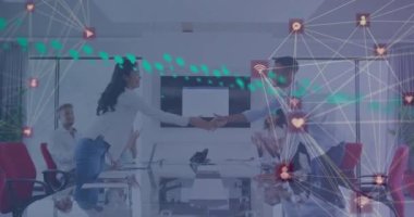 Çeşitli iş adamlarının konuşmaları üzerine veri işleme animasyonu. küresel iş ve dijital arayüz kavramı dijital olarak oluşturulmuş video.