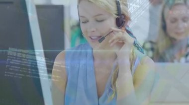 Kafkas iş kadınının telefon kulaklığı kullanarak veri işleme animasyonu. Küresel iş ve dijital arayüz kavramı dijital olarak oluşturulmuş video.