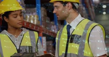 Kafkas erkek ve kadın yöneticilerin depoda tartıştığı borsa verileri işleniyor. Küresel finans ve lojistik sektörü kavramı