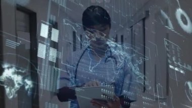 Tablet kullanan beyaz kadın doktor üzerinde bilimsel veri işleme animasyonu. Küresel tıp, bilim, araştırma, veri işleme kavramı dijital olarak oluşturulmuş video.