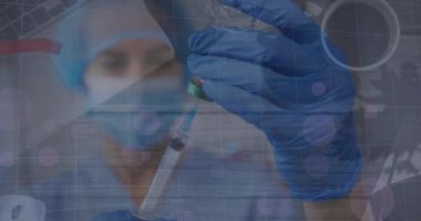 Aşıyla beyaz kadın doktor üzerinde veri işleme animasyonu. Küresel tıp ve dijital arayüz kavramı dijital olarak oluşturulmuş video.