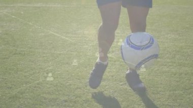 Kafkas erkek futbolcunun topa vuruşuyla ilgili veri işleme animasyonu. Küresel spor ve dijital arayüz kavramı dijital olarak oluşturulmuş video.