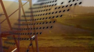 Güneş batarken elektrik direklerinin üzerinde dünyanın animasyonu. Dijital olarak üretilen küresel enerji ve elektrik konsepti.