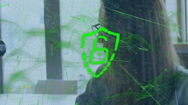 Ödeme terminalini kullanan beyaz insanların ellerinde asma kilit olan dijital kalkanın animasyonu. Ticaret, finans, kablosuz ödemeler, veri güvenliği ve teknoloji konsepti dijital olarak oluşturulmuş video.