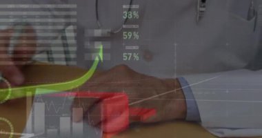 Kafkas erkek doktor üzerinde veri işleme animasyonu. Küresel tıp, bilgisayar ve dijital arayüz kavramı dijital olarak oluşturulmuş video.