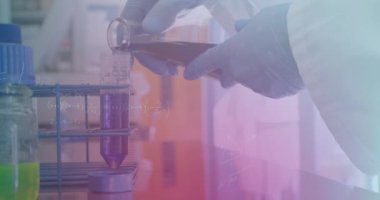 Matematiksel denklemlerin labaratuvardaki bilim adamının üzerinde canlandırılması. küresel eğitim, okul ve dijital arayüz kavramı dijital olarak oluşturulmuş video.