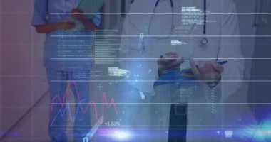 Hemşire gülümseyen beyaz erkek doktor üzerinde veri işleme animasyonu. Küresel tıp ve dijital arayüz kavramı dijital olarak oluşturulmuş video.