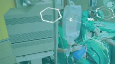 Cerrahın ameliyathanede kimyasal formülün canlandırılması. Küresel tıp ve sağlık hizmetleri kavramı dijital olarak oluşturulmuş video.