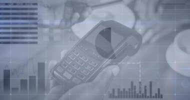 İstatistiksel veri işleme, bir kart makinesi kullanarak kişinin elini kapatma ile karşılaştırılıyor. Dijital ödeme teknolojisi kavramı