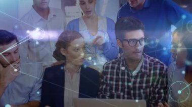 Ofisteki çeşitli kadın ve erkek iş arkadaşlarıyla olan ilişkilerin animasyonu. İş, ağ, bağlantılar, işbirliği ve teknoloji konsepti dijital olarak oluşturulmuş video.