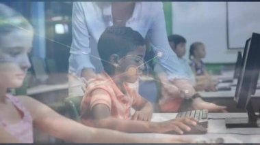 Afrika kökenli Amerikalı kız l. Okulu ve Eğitim Teknolojisi Konseptine bilgisayar öğreten Kafkas kadın öğretmen ağı