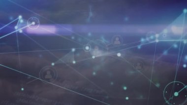 Bulutlu gökyüzünde bağlantı ağının ve veri işleme ağının animasyonu. Dijital olarak oluşturulmuş küresel bağlantılar, veri işleme ve dijital arayüz kavramı.