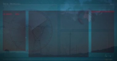Elektrik direklerinin üzerindeki dijital ekranlarda veri işleme animasyonu. Enerji, elektrik, veri işleme, güvenlik ve teknoloji konsepti dijital olarak oluşturulmuş video.