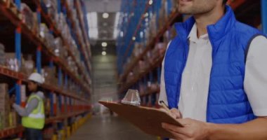 Mali veri işleme, depoda pano kontrolü yapan Kafkas erkek denetçisi üzerinde. Küresel finans ve lojistik sektörü kavramı