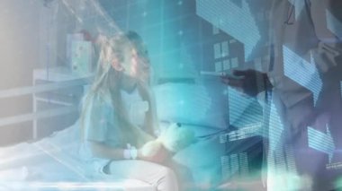 Dijital tabletli beyaz bir erkek doktorun hastanedeki beyaz bir kızla konuşmasını inceliyorum. Tıbbi sağlık ve teknoloji konsepti