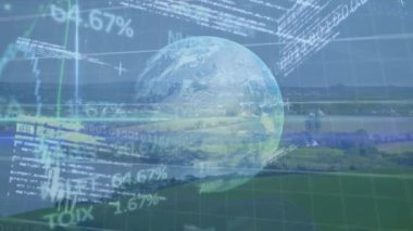 Manzara üzerindeki finansal veri işleme ve küre animasyonları. Küresel iş, finans ve dijital arayüz kavramı dijital olarak oluşturulmuş video.