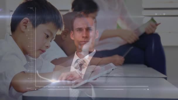 Анімація Графіків Над Кавказьким Бізнесменом Азіатським Хлопчиком Який Навчається Планшетом — стокове відео