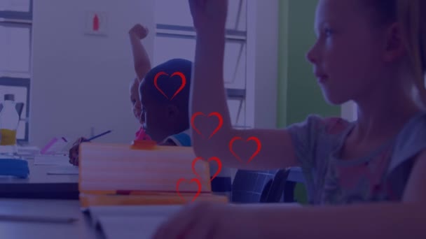 Animace Červených Srdcí Nad Různými Školáky Třídě Globální Koncepce Vzdělávání — Stock video