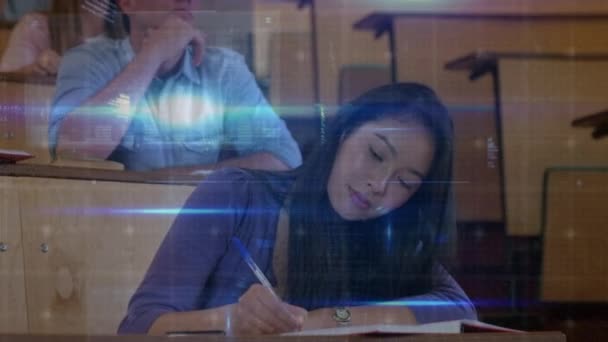 Üniversitede Okuyan Asyalı Kız Öğrenciye Karşı Veri Işleme Eğitim Teknoloji — Stok video