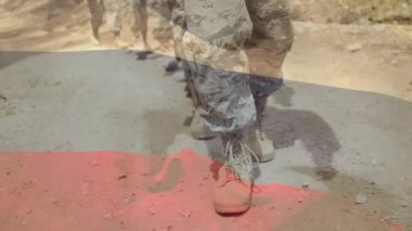 Çeşitli erkek askerlerin yürümesi üzerine Rusya bayrağının canlandırılması. Ulusal bayraklar ve vatanseverlik kavramı dijital olarak oluşturuldu.