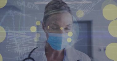 Yüz maskeli, beyaz kadın bir doktor üzerinde veri işleme animasyonu. Küresel tıp ve dijital arayüz kavramı dijital olarak oluşturulmuş video.