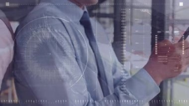Beyaz iş adamları üzerinde akıllı telefonlar kullanarak finansal grafiklerin ve veri işlemenin animasyonu. Küresel iş, işbirliği, finans, ekonomi ve teknoloji konsepti dijital olarak oluşturulmuş video.