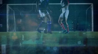 Çeşitli erkek futbol oyuncuları üzerinde veri işleme animasyonu. Küresel spor ve dijital arayüz kavramı dijital olarak oluşturulmuş video.