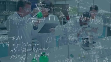 Mikroskop kullanarak çeşitli kadın ve erkek laboratuvar çalışanları üzerinde kimyasal formüllerin animasyonu. Bilim, tıp ve kimya konsepti dijital olarak üretilen video.