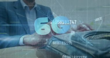 Kafkasyalı iş adamının dizüstü bilgisayarının üzerinde 6G ve dijital asma kilit animasyonu. İş, iletişim ve teknoloji konsepti dijital olarak oluşturulmuş video.