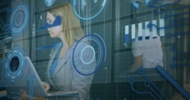 Kapsam taraması animasyonu, beyaz tenli erkek ve kadının bilgisayar sunucusunu tamir etmesi. küresel hesaplama ve veri işleme kavramı dijital olarak oluşturulmuş video.