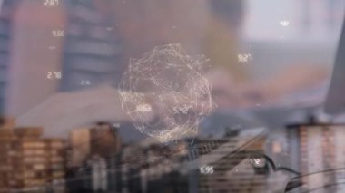 Bilgisayar kullanan beyaz bir adamın elleri üzerinde dünya ve koordinatların animasyonu. Okul, eğitim, bilgilendirme ve dijital olarak oluşturulmuş teknoloji konsepti ile öğrenme.