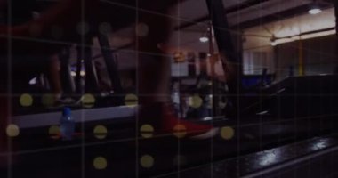 Koşu bandında egzersiz yapan Afro-Amerikan bir adamın bacaklarının üzerindeki grafiklerin animasyonu. Sportif, aktif yaşam tarzı, dijital olarak oluşturulan formda kalma konsepti.