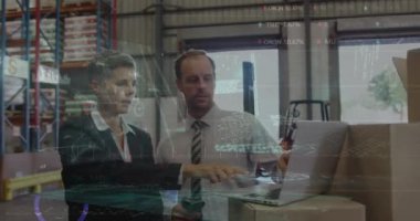 Depodaki beyaz işçilerin veri işleme animasyonları. Küresel iş ve dijital arayüz kavramı dijital olarak oluşturulmuş video.