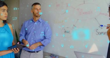 Ofisteki çeşitli erkek ve kadın meslektaşlar üzerinde dijital ikonlar ağı. Küresel ağ ve iş teknolojisi