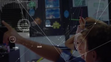 Çeşitli okul çocuklarının el kaldırması üzerine bağlantı ağının animasyonu. Küresel eğitim ve dijital arayüz kavramı dijital olarak oluşturulmuş video.
