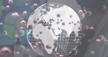 Çift ırklı kadınların elleri dezenfekte etmesi üzerine virüs hücrelerinin canlandırılması. Küresel iş ve dijital arayüz kavramı dijital olarak oluşturulmuş video.